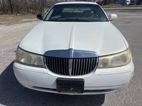 Used 2000 Lincoln Town Car Signature RWD image 3