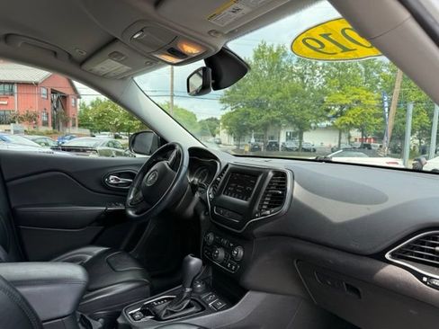 Used 2019 Jeep Cherokee Latitude Plus AWD/4WD image 28