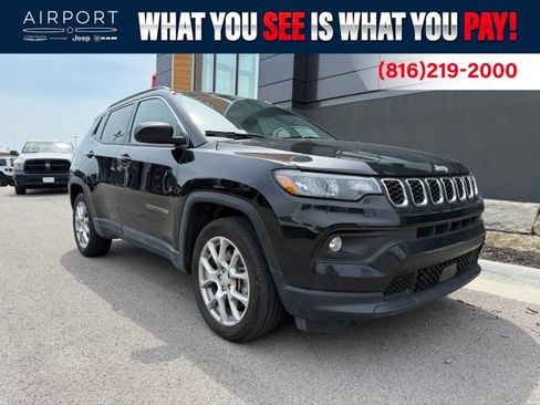 Used 2024 Jeep Compass Latitude AWD/4WD image 1