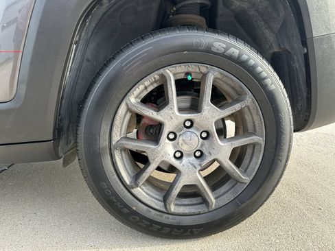 Used 2019 Jeep Renegade Latitude w/ Cold Weather Group AWD/4WD image 33