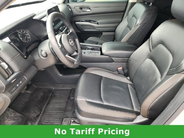 Used 2025 Nissan Pathfinder SL FWD image 12
