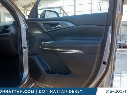 Used 2025 Chevrolet Traverse LT image 21