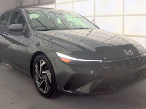 Used 2025 Hyundai Elantra SEL FWD image 4