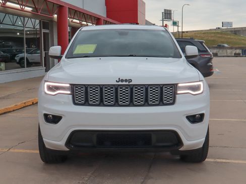 Used 2022 Jeep Grand Cherokee Laredo X AWD/4WD image 3