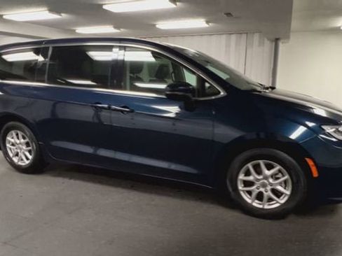 Used 2023 Chrysler Pacifica Touring-L FWD image 2