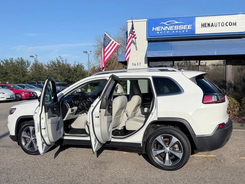 Used 2019 Jeep Cherokee Limited FWD image 25