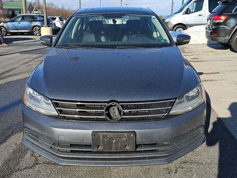 Used 2017 Volkswagen Jetta SE image 2