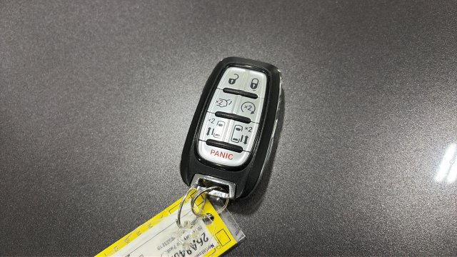 Used 2017 Chrysler Pacifica Limited w/ UConnect Theater Package FWD image 29