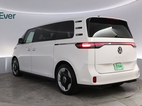 Used 2025 Volkswagen ID. Buzz Pro S RWD image 17