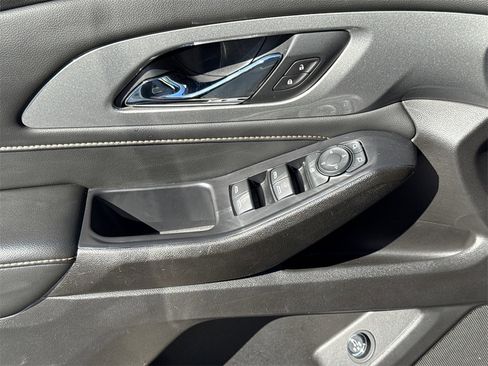 Used 2021 Chevrolet Traverse LT image 29