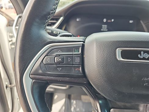 Used 2022 Jeep Grand Cherokee L Laredo image 17