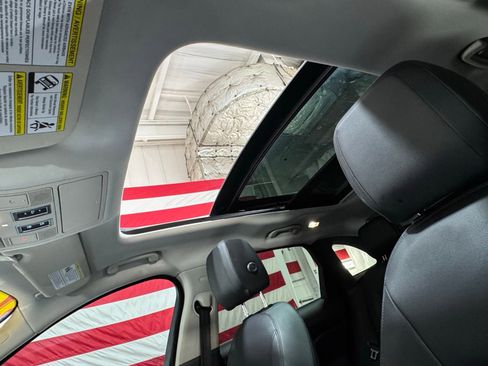 Used 2018 Jaguar F-PACE Premium image 23