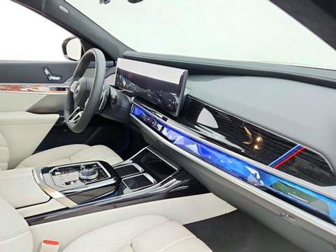 Used 2026 BMW 740i w/ Premium Package RWD image 21