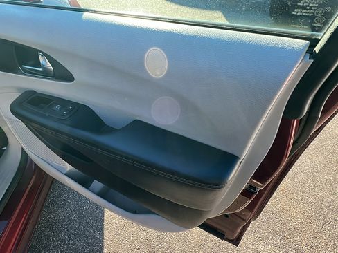 Used 2020 Chrysler Pacifica Touring-L image 19