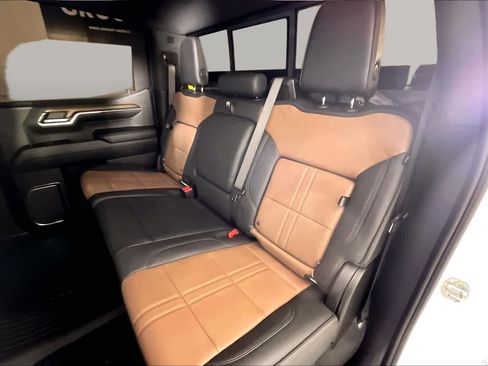 Certified 2024 Chevrolet Silverado 1500 High Country w/ Technology Package AWD/4WD image 19