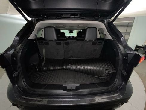 Used 2025 Toyota Highlander XLE AWD/4WD image 25