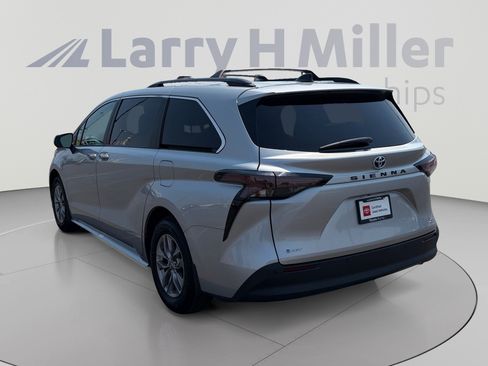 Used 2025 Toyota Sienna XLE FWD image 3