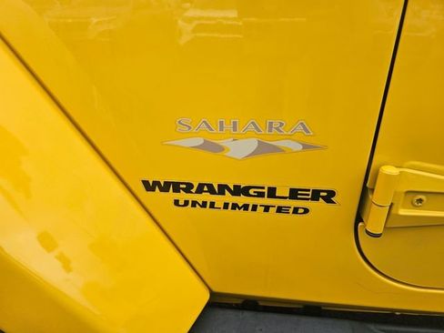 Used 2015 Jeep Wrangler Unlimited Sahara w/ Connectivity Group AWD/4WD image 11