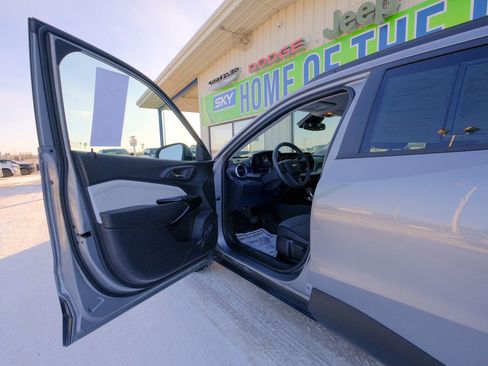 Used 2025 Chevrolet Trax LT image 23