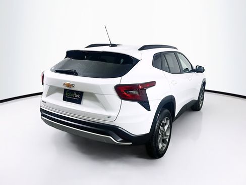 Used 2025 Chevrolet Trax LT image 9