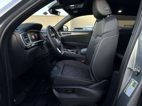 Used 2025 Volkswagen Atlas Cross Sport SE w/ Panoramic Sunroof Package image 13