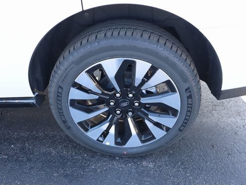 New 2025 Ford Expedition Platinum w/ Driver's Package image 19