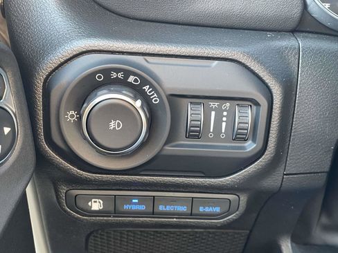 Used 2022 Jeep Wrangler Unlimited Sahara w/ Safety Group image 12