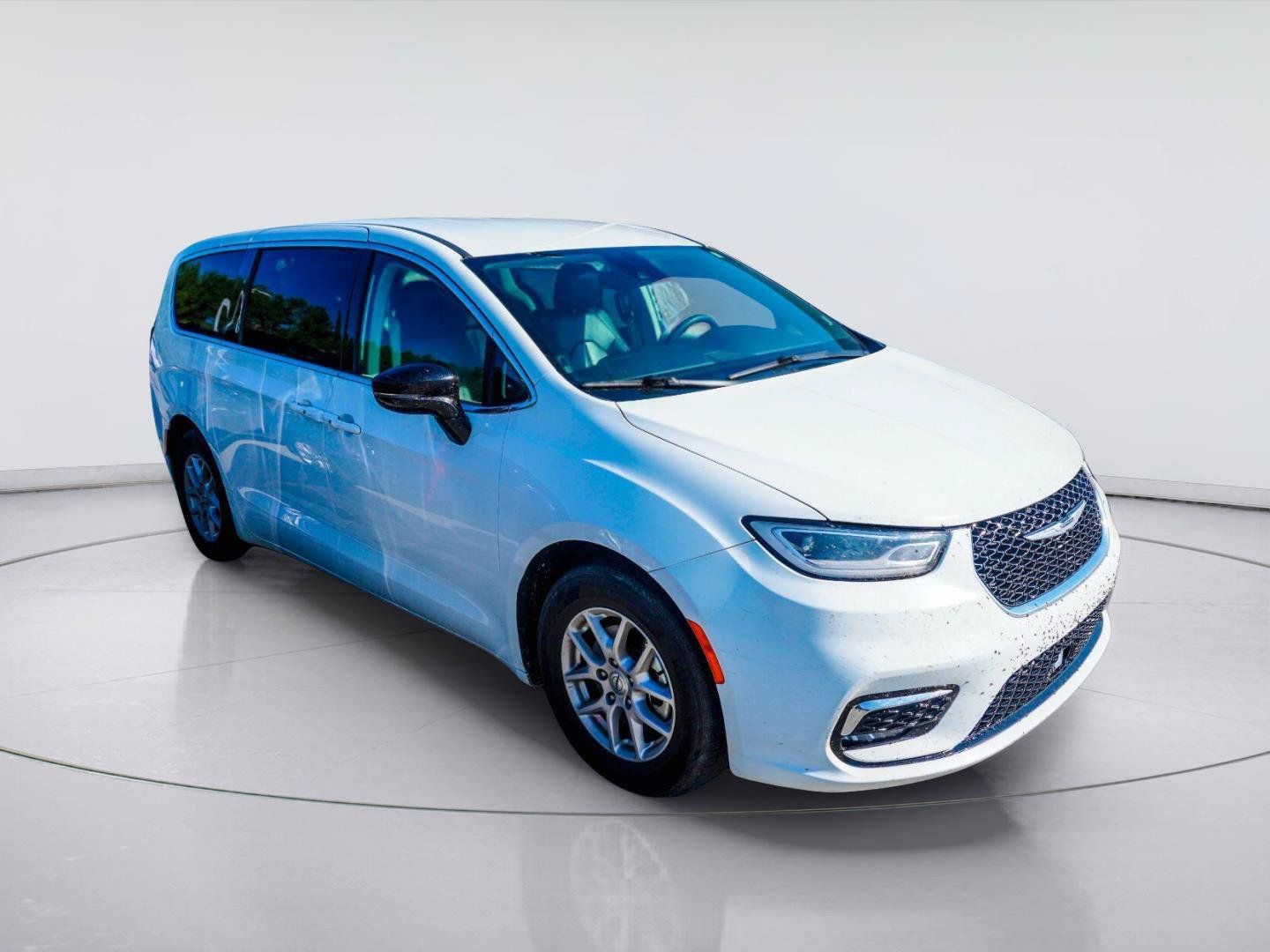 Used 2024 Chrysler Pacifica Touring-L FWD image 2