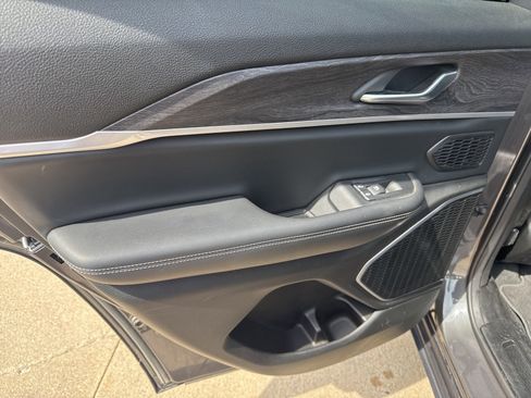 Used 2022 Jeep Grand Cherokee Limited image 21