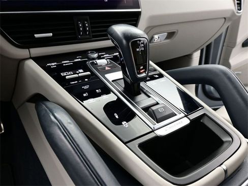 Used 2022 Porsche Cayenne Turbo image 19
