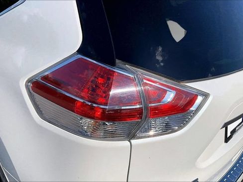 Used 2016 Nissan Rogue SV FWD image 21