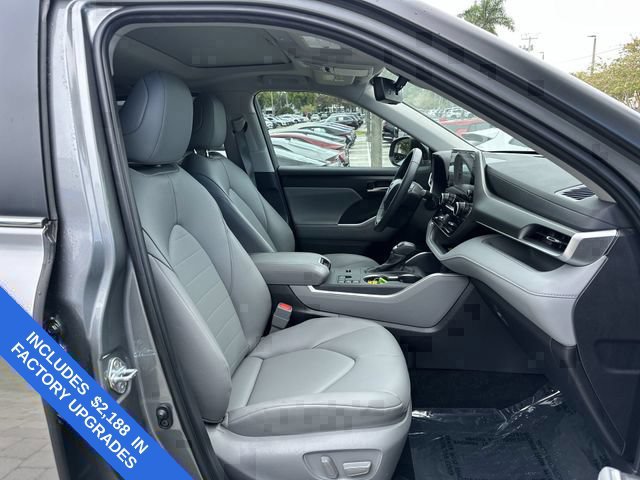 Used 2025 Toyota Highlander XLE FWD image 29