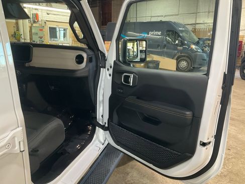 Used 2025 Jeep Wrangler Unlimited Sahara image 16
