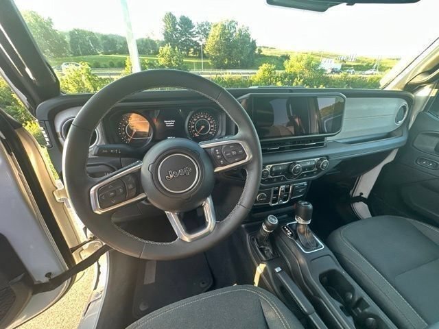 Used 2025 Jeep Wrangler Unlimited Sahara AWD/4WD image 38