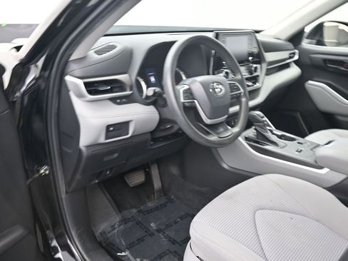 Used 2022 Toyota Highlander L FWD image 10