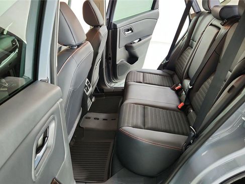 Used 2025 Nissan Rogue SV image 30