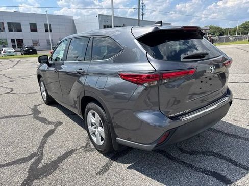 Used 2023 Toyota Highlander LE FWD image 9