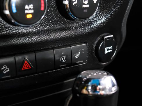 Used 2016 Jeep Wrangler Unlimited Rubicon AWD/4WD image 28