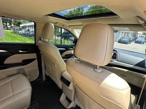 Used 2018 Toyota Highlander XLE AWD/4WD image 33