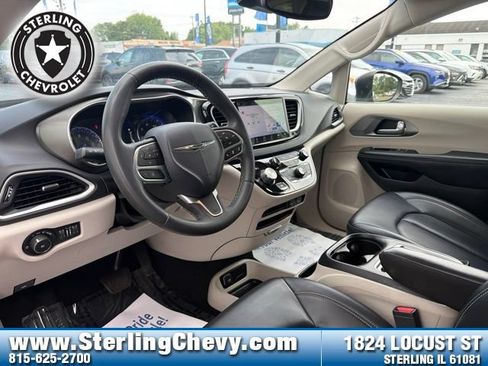 Used 2023 Chrysler Pacifica Touring-L FWD image 10