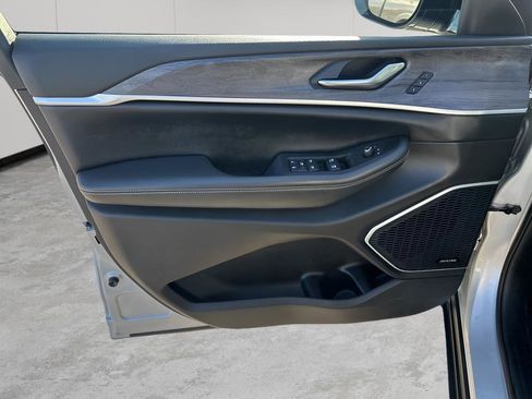 Used 2022 Jeep Grand Cherokee L Limited w/ Black Appearance Package image 25