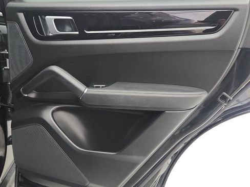 Used 2021 Porsche Cayenne w/ Premium Package image 30