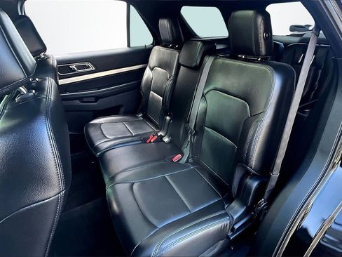 Used 2017 Ford Explorer XLT w/ XLT Technology Feature Bundle image 22