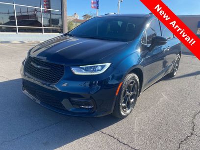 Used 2021 Chrysler Pacifica Touring w/ Uconnect Theater Family Group