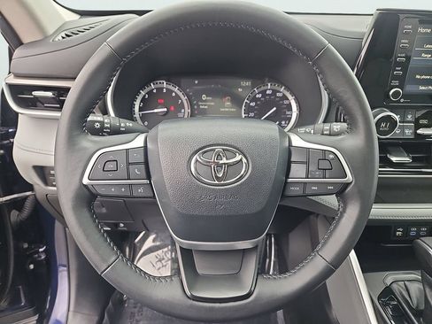 Used 2022 Toyota Highlander XLE AWD/4WD image 28