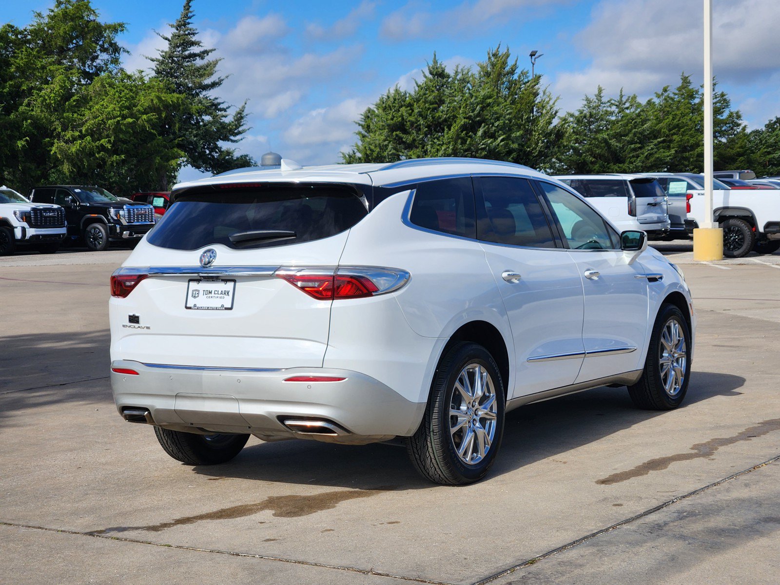 Used 2023 Buick Enclave Essence w/ Experience Buick Package FWD image 5