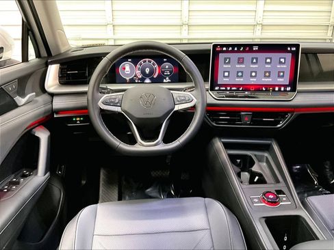 Used 2025 Volkswagen Tiguan SE image 8