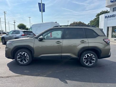 Used 2025 Subaru Forester Premium AWD/4WD image 2