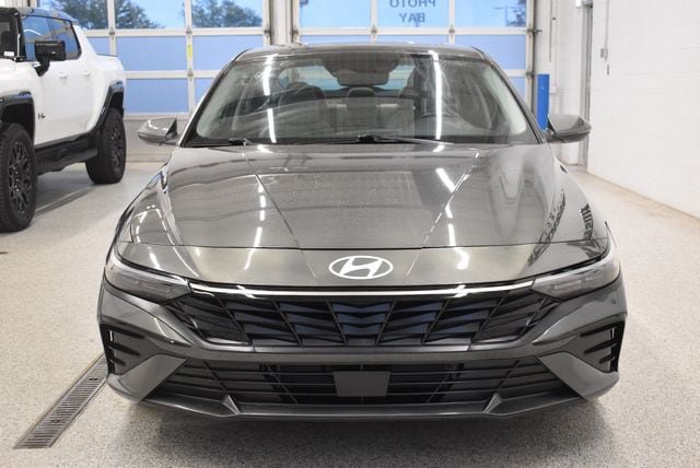 Used 2025 Hyundai Elantra Limited FWD image 3