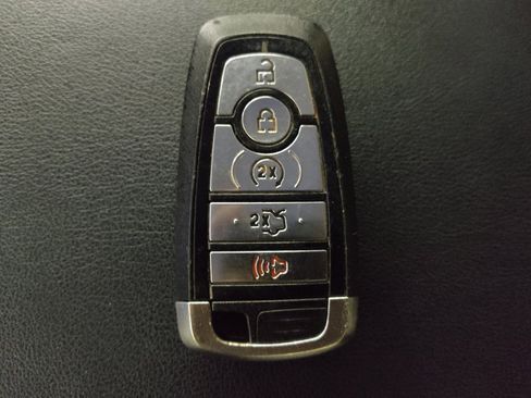 Used 2018 Ford Edge Titanium w/ Technology Package image 32